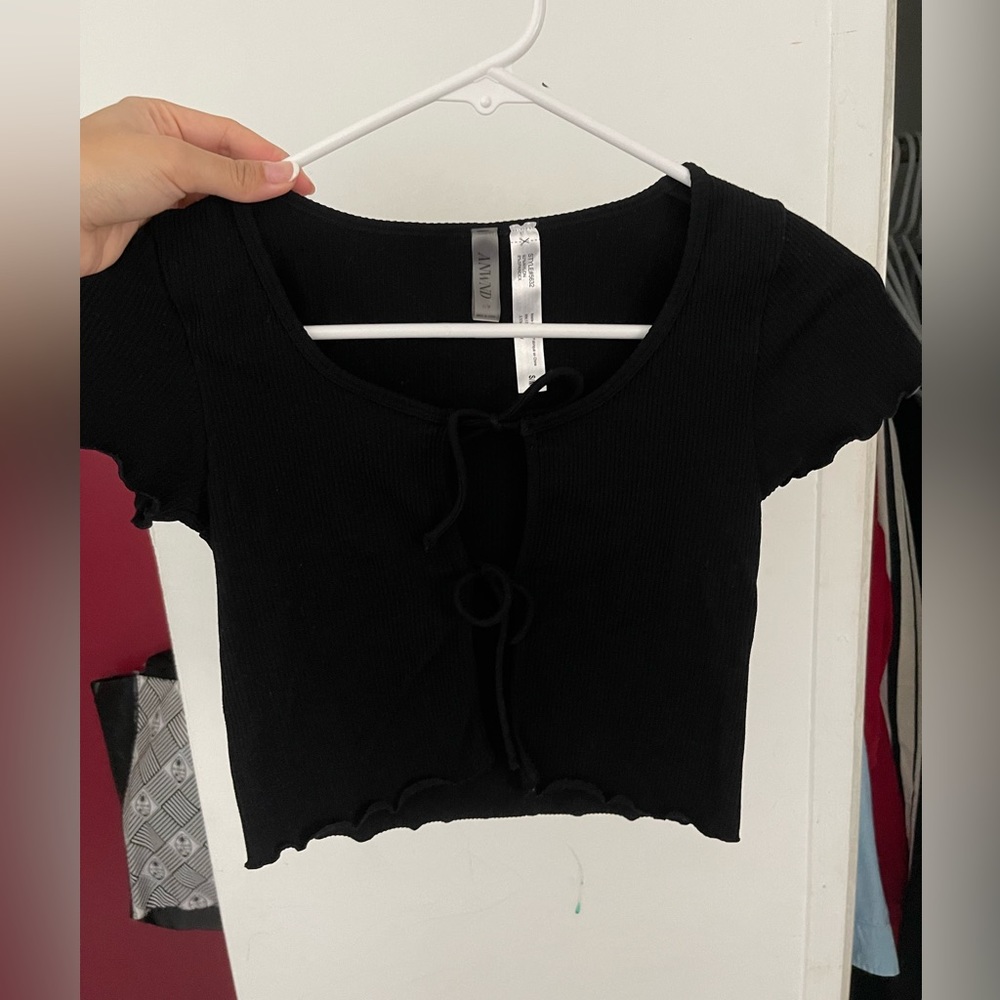Sexy crop top w ties in the front. New. Size S
